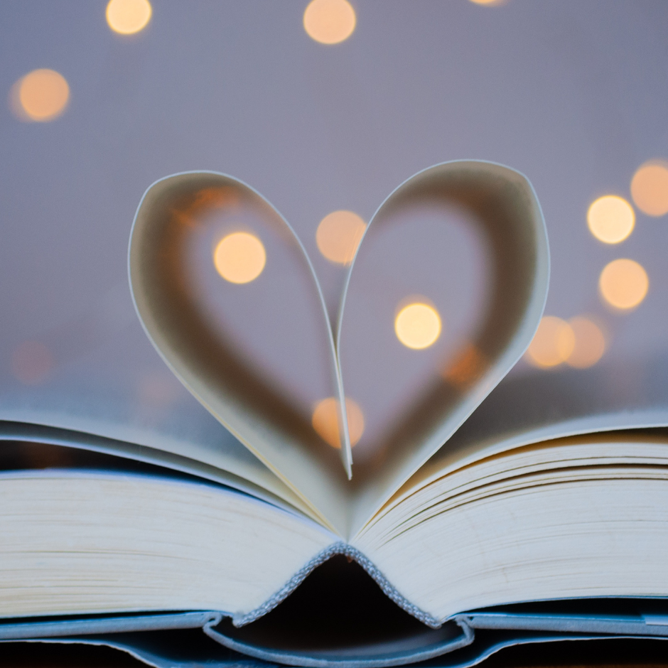 deux pages d'un livre, pliées pour former un cœur