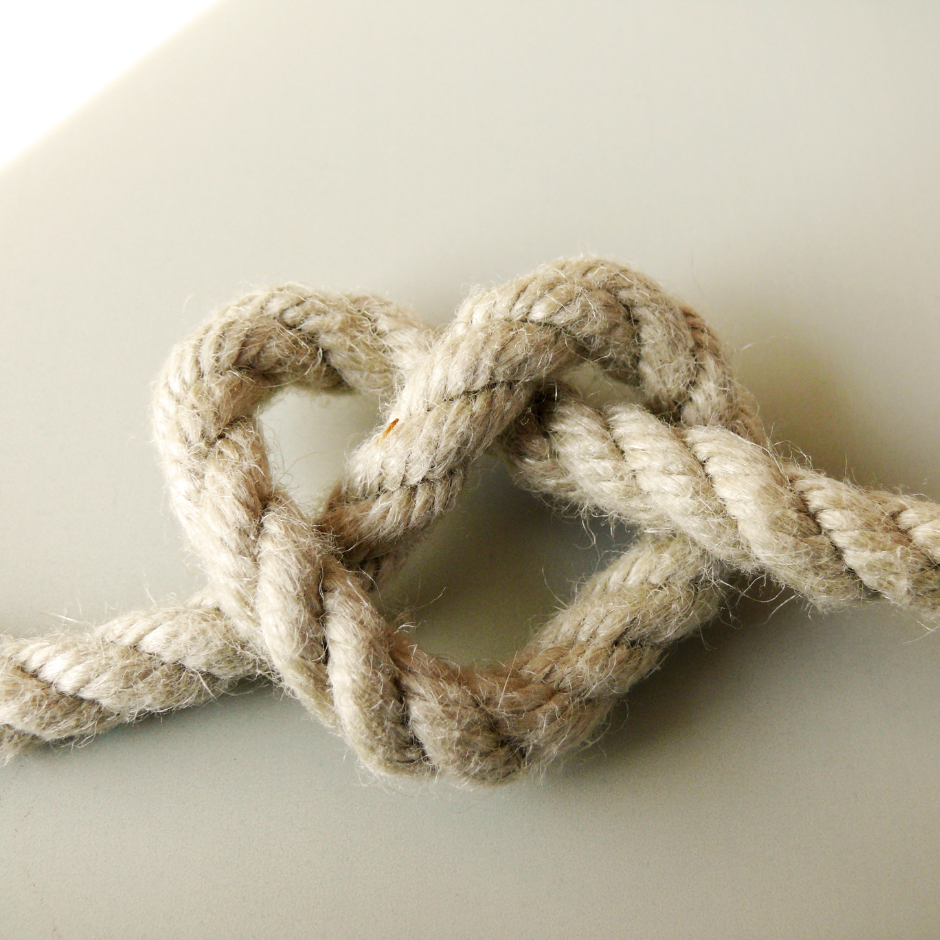 corde nouée en forme de coeur.