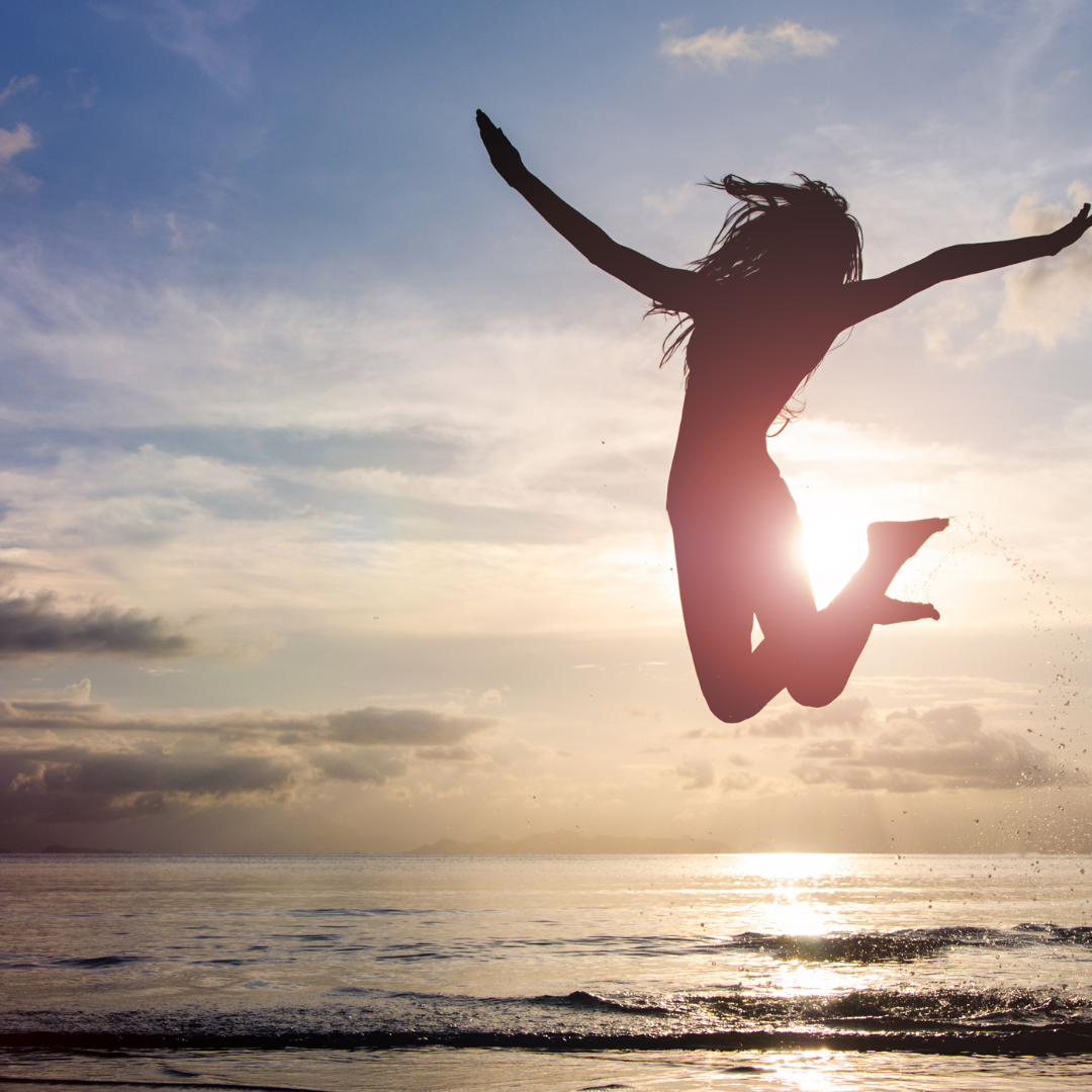 Femme sautant en l'air pour exprimer avec joie, sa transformation.