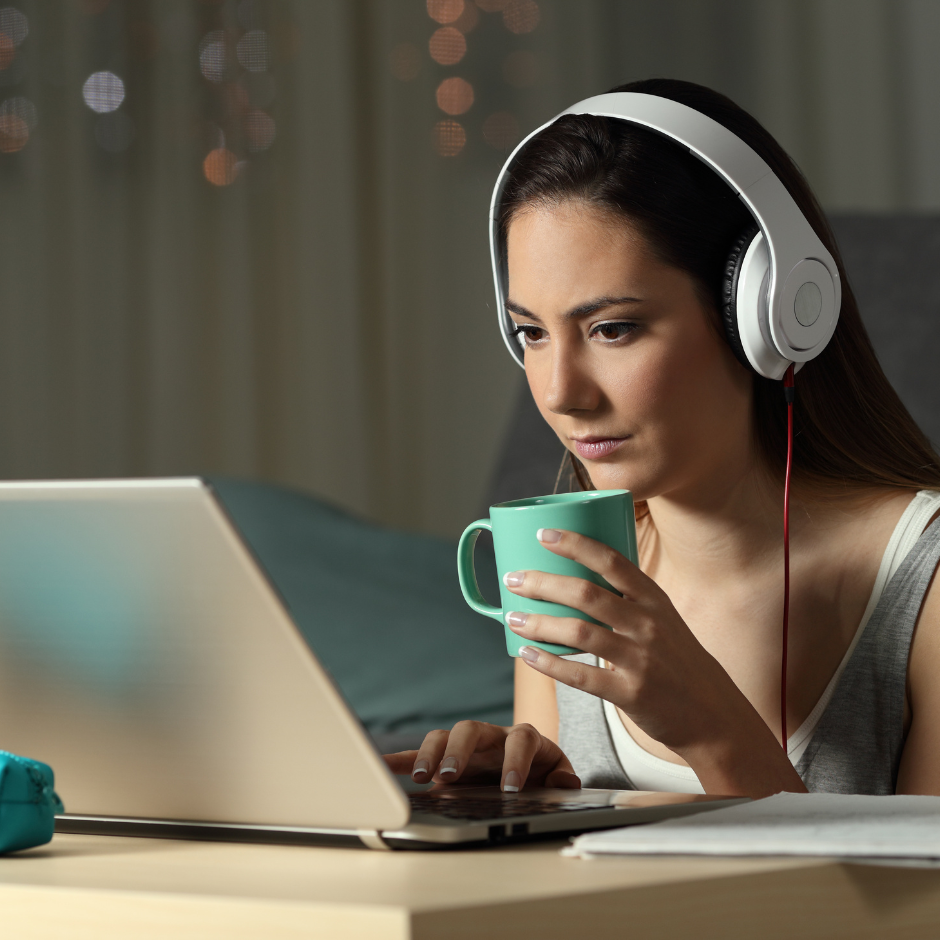 Femme qui suit la formation sur son ordinateur